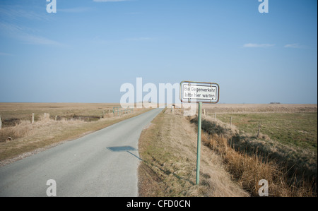 Straßenschild auf K44 angibt, es zu warten zu lassen Sie Verkehr Pass auf Hallig Langeneß, "Insel" im Wattenmeer der Nordsee, Deutschland Stockfoto