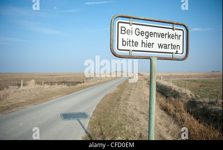 Straßenschild auf K44 angibt, es zu warten zu lassen Sie Verkehr Pass auf Hallig Langeneß, "Insel" im Wattenmeer der Nordsee, Deutschland Stockfoto