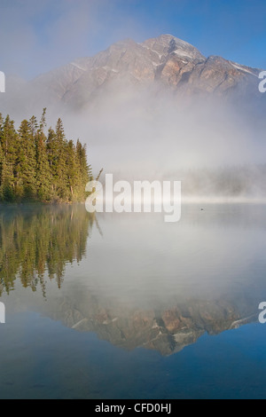 Pyramid Lake mit Pyramide Berg teilweise verdeckt durch Nebel, Jasper Nationalpark, Alberta, Kanada Stockfoto