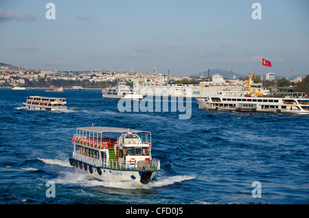 Beschäftigt Wasserstraßen am Goldenen Horn mit Blick auf den Bosporus, Istanbul, Türkei. Stockfoto