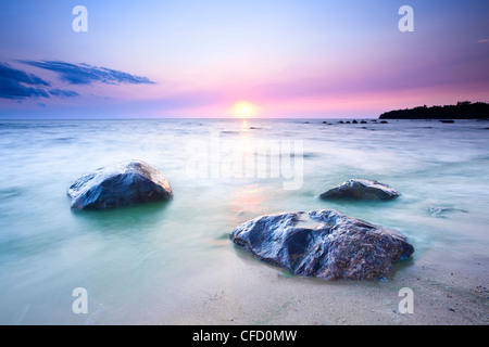 Küste des Lake Winnipeg und blau - grüne Algen am Lake Winnipeg. Victoria Beach, Manitoba, Kanada. Stockfoto