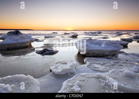 Eis am Lake Winnipeg bei Sonnenuntergang. Victoria Beach, Manitoba, Kanada. Stockfoto