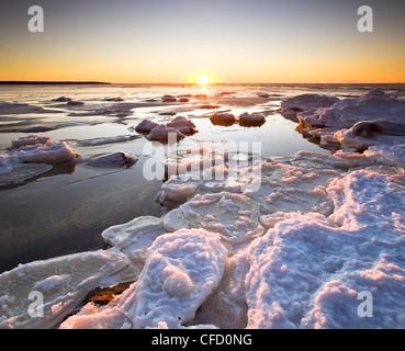 Eisschollen am Lake Winnipeg bei Sonnenuntergang. Victoria Beach, Manitoba, Kanada. Stockfoto