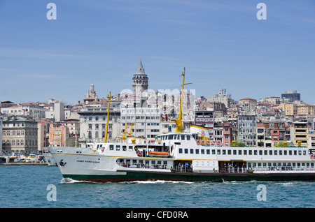 Fähren auf der Golden Horn mit Stadtteil Beyoğlu und Galata-Turm über Istanbul, Türkei Stockfoto