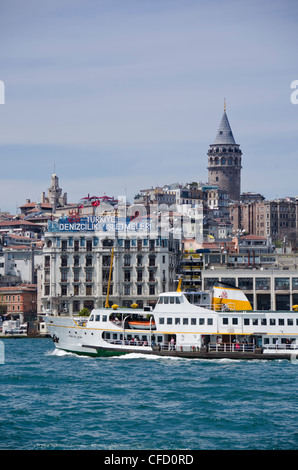 Fähren auf der Golden Horn mit Stadtteil Beyoğlu und Galata-Turm über Istanbul, Türkei Stockfoto