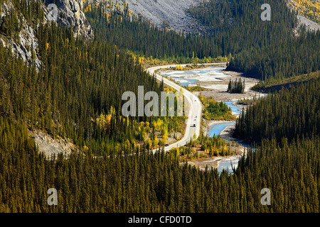 Sunwapta River und Icefields Parkway, schlängelt sich durch Jasper Nationalpark, Alberta, Kanada. Stockfoto