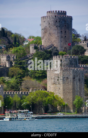 Die Festung Rumeli Hisarıa Hotel liegt im Stadtteil Sarıyer von Istanbul, Türkei, auf einem Hügel auf der europäischen Seite des Bosporus. Stockfoto