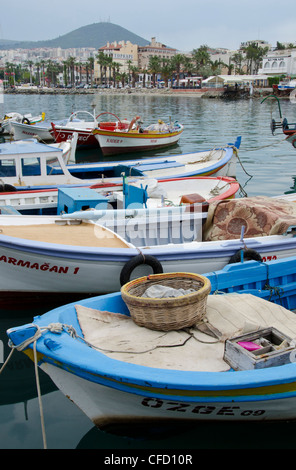 Angelboote/Fischerboote in Kuşadası, ein Ferienort an der türkischen Ägäis-Küste in der Provinz Aydın Stockfoto