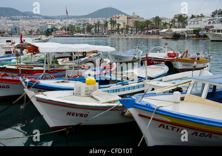 Angelboote/Fischerboote in Kuşadası, ein Ferienort an der türkischen Ägäis-Küste in der Provinz Aydın Stockfoto