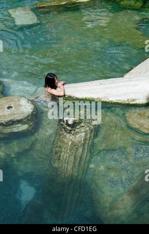 Pamukkale heißen Frühlinge Schwimmer unter Spalten in Denizli Provinz im Südwesten der Türkei Stockfoto