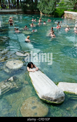 Pamukkale heißen Frühlinge Schwimmer unter Spalten in Denizli Provinz im Südwesten der Türkei Stockfoto