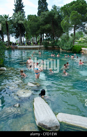 Pamukkale heißen Frühlinge Schwimmer unter Spalten in Denizli Provinz im Südwesten der Türkei Stockfoto