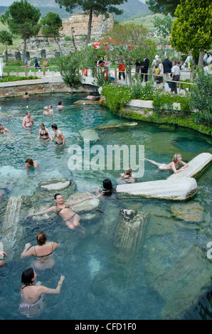 Pamukkale heißen Frühlinge Schwimmer unter Spalten in Denizli Provinz im Südwesten der Türkei Stockfoto