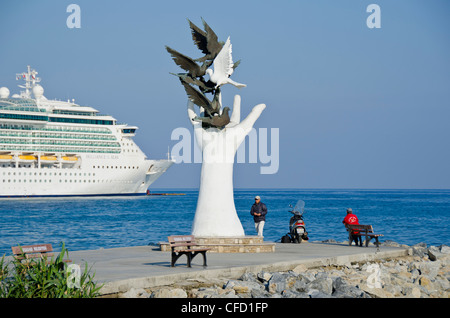 Hand des Friedens-Denkmal, Kreuzfahrtschiff, Kuşadası, ein Ferienort an der türkischen Ägäis-Küste in der Provinz Aydın Stockfoto