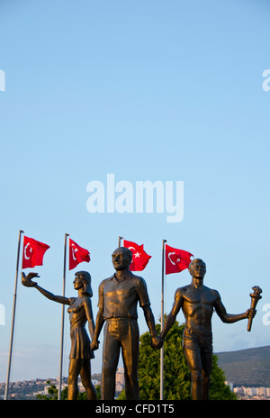 Denkmal mit Mustafa Kemal Atatürk und Mann und Frau in Kuşadası, ein Ferienort an der türkischen Ägäis-Küste in der Provinz Aydın Stockfoto