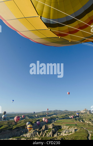 Ballonfahren in Göreme, Kappadokien, auch Capadocia, Zentral-Anatolien, vor allem in der Provinz Nevşehir, Türkei Stockfoto