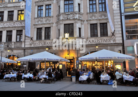 Menschen bei Lieferservice Restaurant Augustiner in der Fußgängerzone, Neuhauserstrasse, München, Bayern, Deutschland, Europa Stockfoto