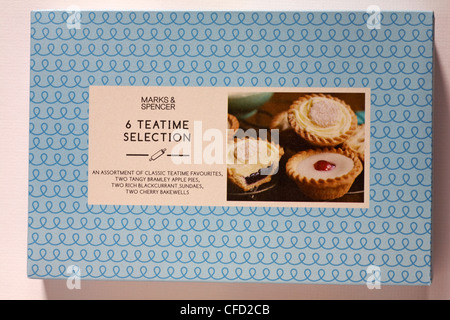 Schachtel mit Mark & Spencer 6 Teatime Auswahl Kuchen isoliert auf weißem Hintergrund Stockfoto