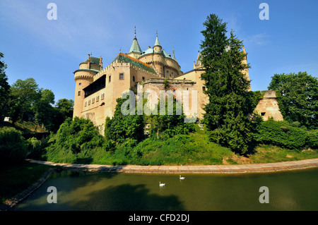 Blick auf Schloss Bojnice in der Sonne, Bojnice, Westslowakei, Europa Stockfoto