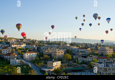 Ballonfahren in Göreme, Kappadokien, auch Capadocia, Zentral-Anatolien, vor allem in der Provinz Nevşehir, Türkei Stockfoto