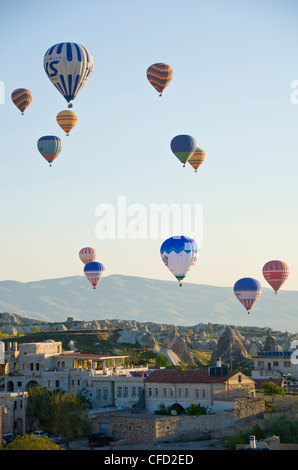 Ballonfahren in Göreme, Kappadokien, auch Capadocia, Zentral-Anatolien, vor allem in der Provinz Nevşehir, Türkei Stockfoto