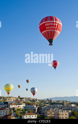 Ballonfahren in Göreme, Kappadokien, auch Capadocia, Zentral-Anatolien, vor allem in der Provinz Nevşehir, Türkei Stockfoto