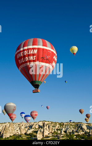 Ballonfahren in Göreme, Kappadokien, auch Capadocia, Zentral-Anatolien, vor allem in der Provinz Nevşehir, Türkei Stockfoto