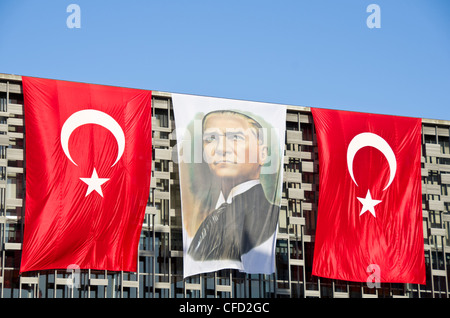 Portrait von Mustafa Kemal Atatürk und die türkische Flaggen auf dem Atatürk-Kulturzentrum, Istanbul, Türkei Stockfoto