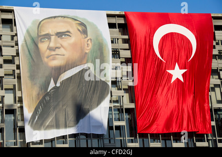 Portrait von Mustafa Kemal Atatürk und die türkische Flaggen auf dem Atatürk-Kulturzentrum, Istanbul, Türkei Stockfoto