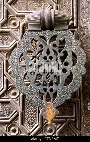 Bronze-Klopfer auf gravierten Holztüren, Reales Alcazares, Sevilla, Andalusien, Spanien, Europa Stockfoto