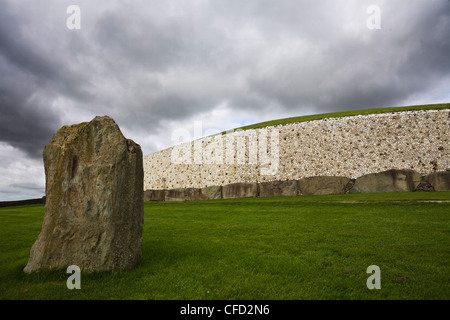 Alten Hügelgrab Newgrange, UNESCO Welt Erbe Website, County Meath, Irland (Eire), Europa Stockfoto