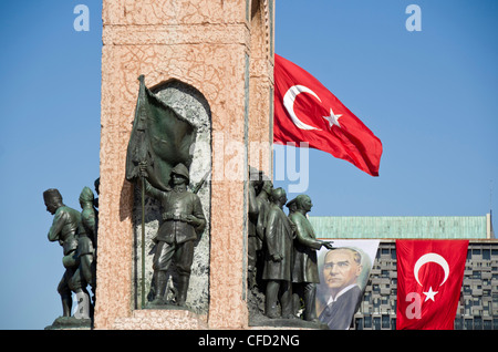 Denkmal der Republik und der türkische Flagge am Taksim-Platz, Istanbul, Türkei Stockfoto