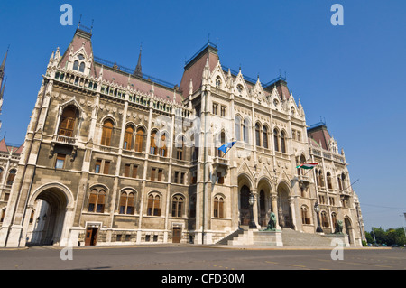 Das neugotische ungarische Parlament, vor dem Eingang, entworfen von Imre Steindl, Budapest, Ungarn, Europa Stockfoto