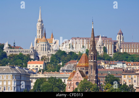 Die Kapuzinerkirche (Kapucinus Templom) und Matthias Kirche (Matyas Templom), Buda, Budapest, Ungarn Stockfoto