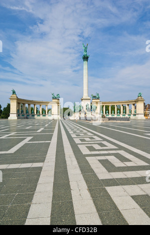 Das Millennium-Denkmal, mit Erzengel Gabriel an der Spitze, Heldenplatz (Hosok Tere), Budapest, Ungarn, Europa Stockfoto