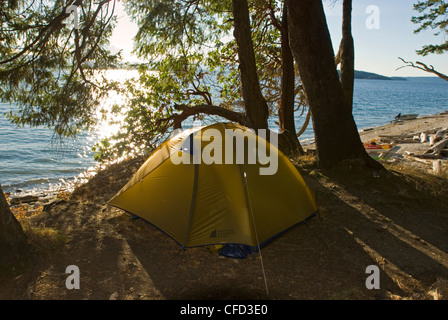 Camp errichtet über dem Ufer des Blackberry Punkt Valdes Insel, Northern Gulf Islands, British Columbia, Kanada Stockfoto