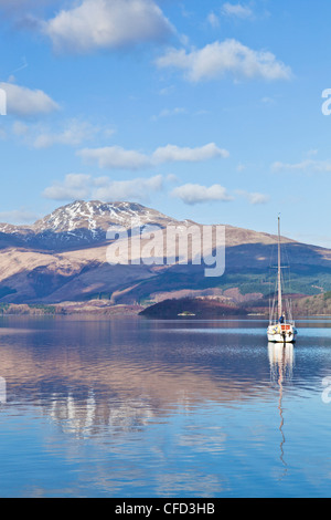 Loch Lomond mit Segelboot, Schnee bedeckt Beinn Uird hinter, von Luss Jetty, Luss, Argyll and Bute, Scotland, UK Stockfoto