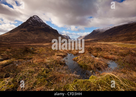 Buachaille Etive Beag und kleine man an der Spitze der Glen Coe, Rannoch Moor, Highlands, Schottland, Vereinigtes Königreich, Europa Stockfoto