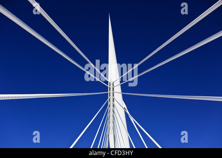 Kabel von der Esplanade Riel Brücke zu unterstützen und klarer blauen Himmel. Winnipeg, Manitoba, Kanada. Stockfoto