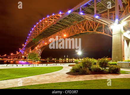 Die Bluewater-Brücke über den St. Clair River zwischen Sarnia, Ontario Kanada und Port Huron, Michigan USA Stockfoto