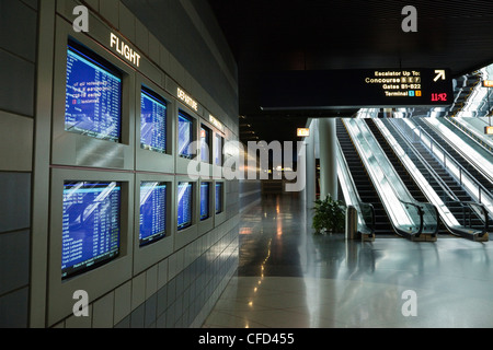 Flug-Informationen-Bildschirme und Fahrtreppen, O' Hare International Airport, Chicago, Illinois, Vereinigte Staaten von Amerika Stockfoto