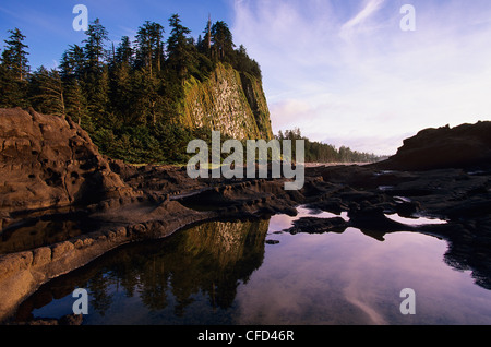 Queen Charlotte Islands - Haida Gwaii. Tow Hill auf Graham Island und Reflexion, Britisch-Kolumbien, Kanada. Stockfoto