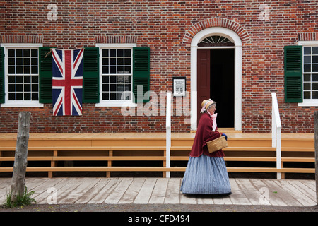 Frau, gekleidet in historischen Kostümen 1860er, Upper Canada Village, Morrisburg, Ontario, Kanada Stockfoto