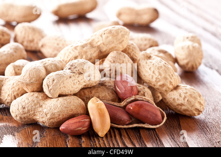 Erdnüsse auf einem Holztisch. Stockfoto