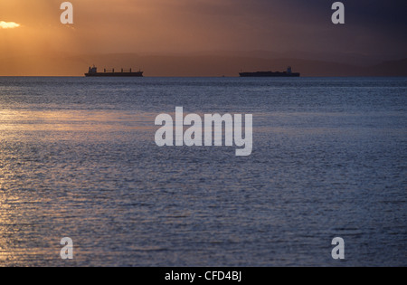 Frachter in Georgia Strait bei Sonnenuntergang, Britisch-Kolumbien, Kanada. Stockfoto