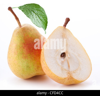 Reife Birnen mit Blatt. Objekte werden auf einem weißen Hintergrund isoliert. Stockfoto