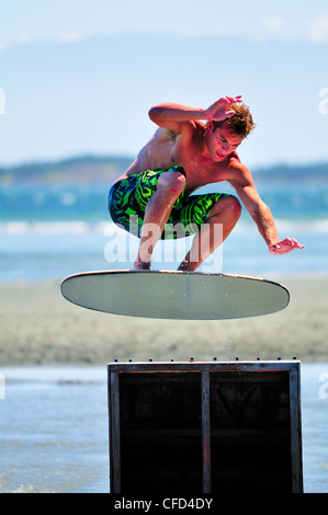 Skimboarder bekommt einige Luft-Sprung im Jahr 2010 Stockfoto