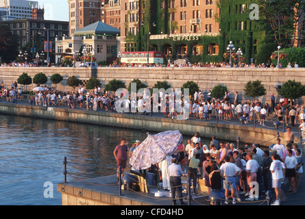 Innerer Hafen Causeway überfüllt mit Menschen, Victoria, Vancouver Island, British Columbia, Kanada. Stockfoto