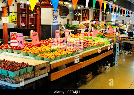 Obst und Gemüse auf dem Display an der Lonsdale Quay Market in North Vancouver, British Columbia, Kanada. Stockfoto