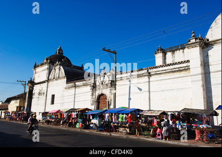 Den Markt außerhalb Leon Cathedral Basilica De La Asunción, Leon, Nicaragua, Mittelamerika Stockfoto